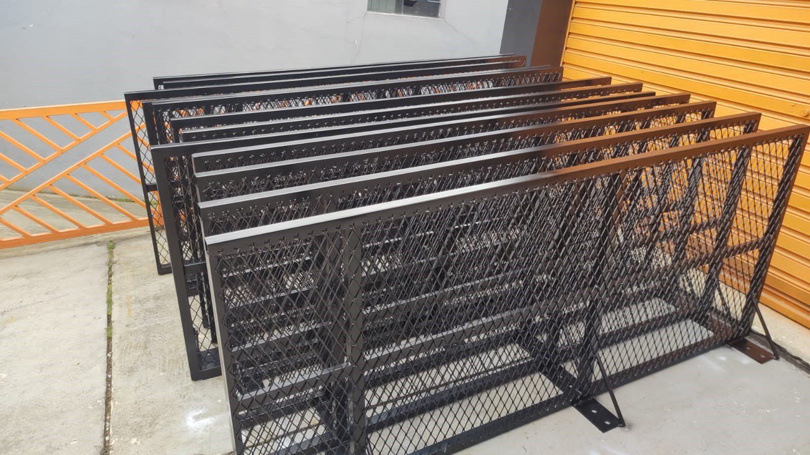 Painéis metálicos com tela e acabamento preto